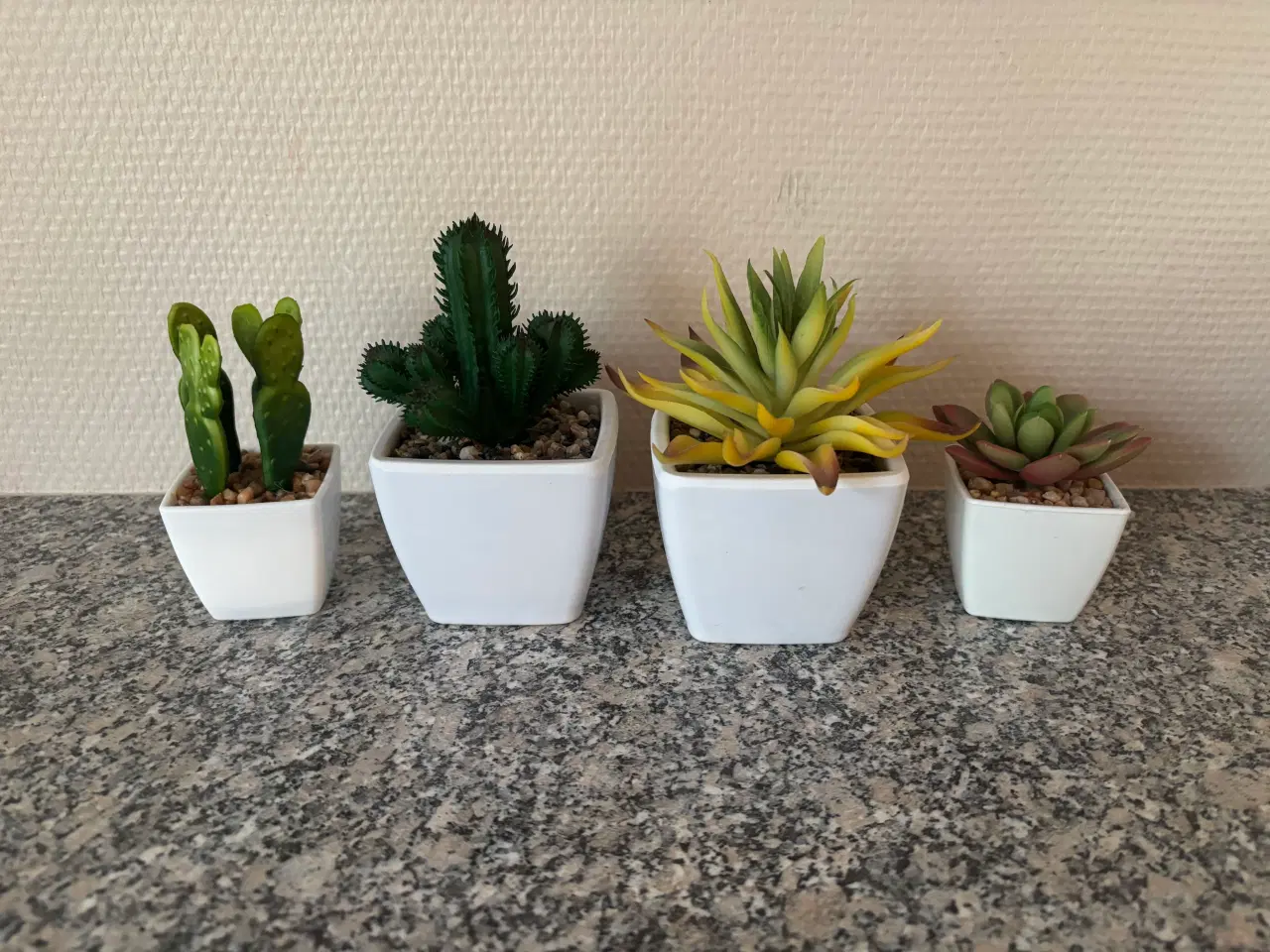 Billede 1 - 4 små plastik planter 