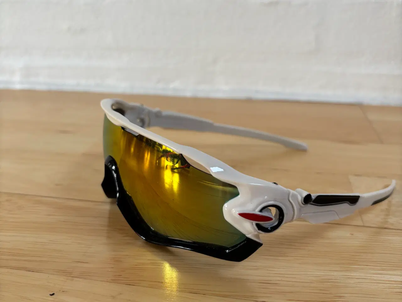 Billede 3 - Sportsbriller i Rød og Hvid ramme med Røde linser