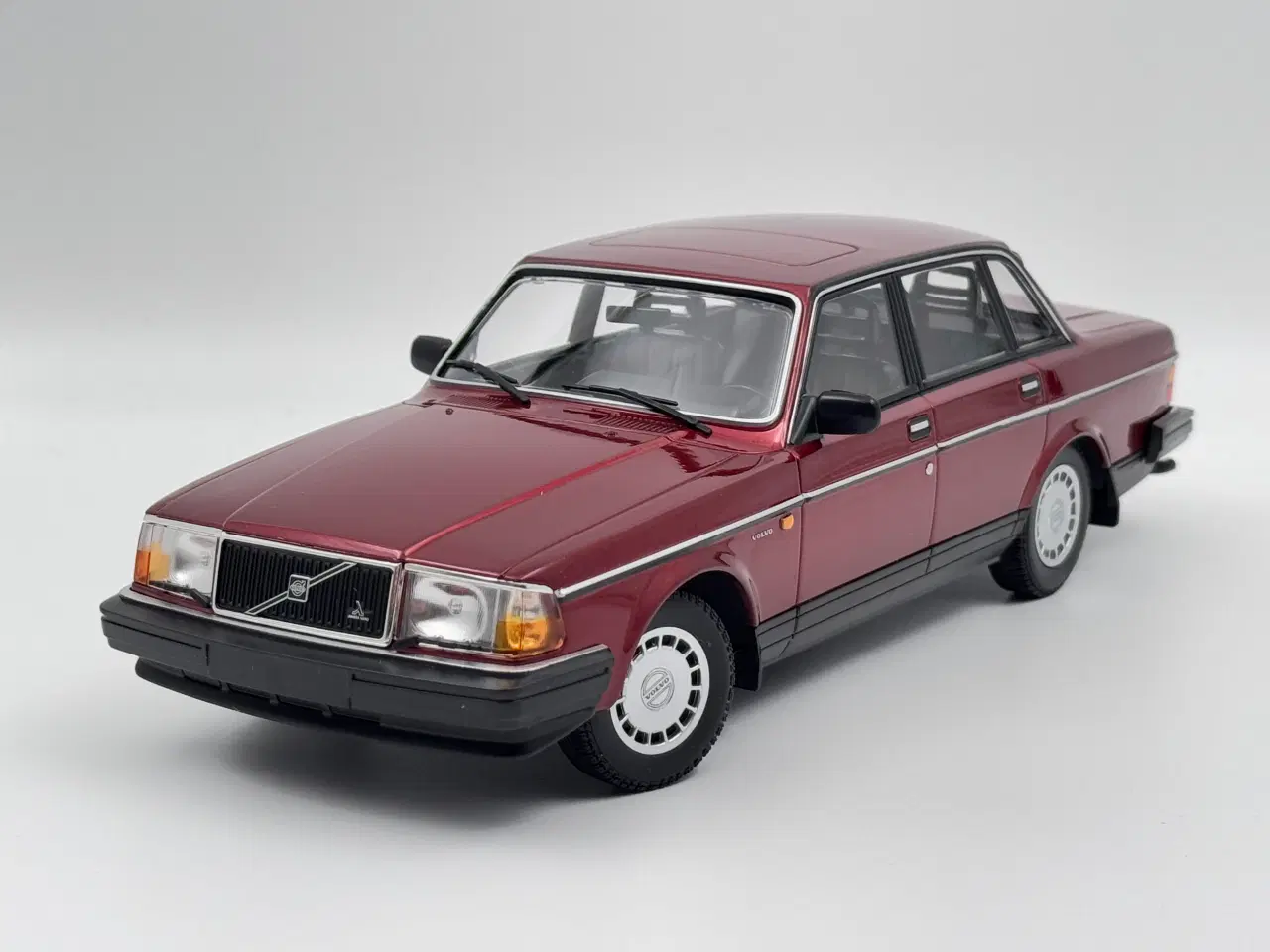 Billede 1 - 1986 Volvo 240 GL Super flot og detaljeret - 1:18