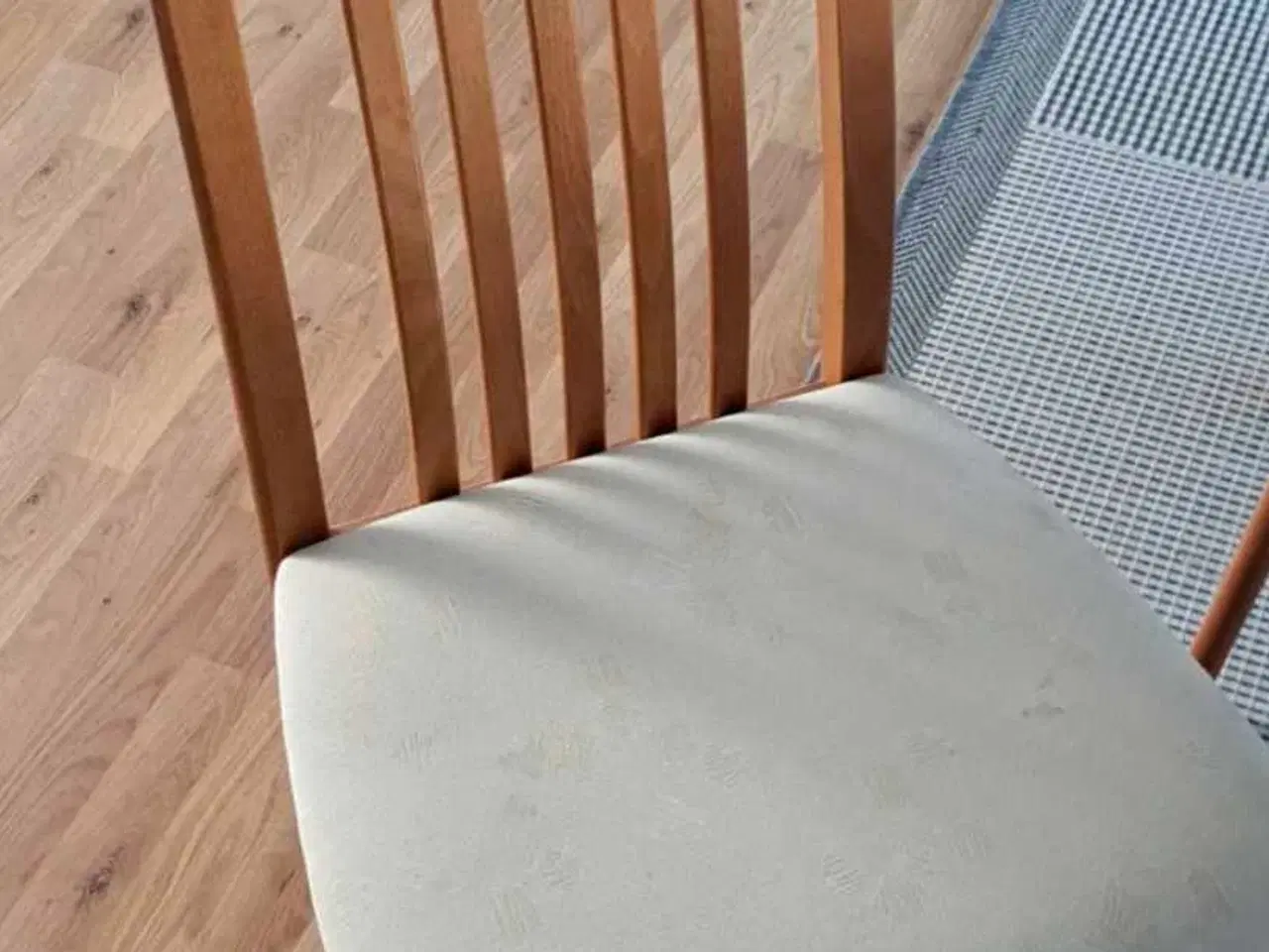 Billede 2 - Spisebord med stole 