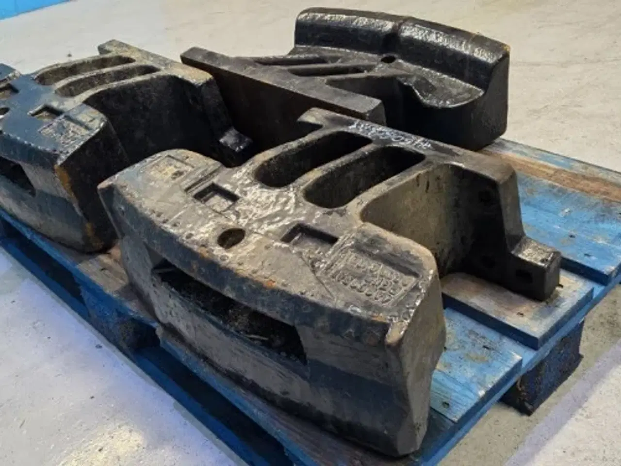 Billede 13 - New Holland T8010 Beslag 446069A1  3Stk