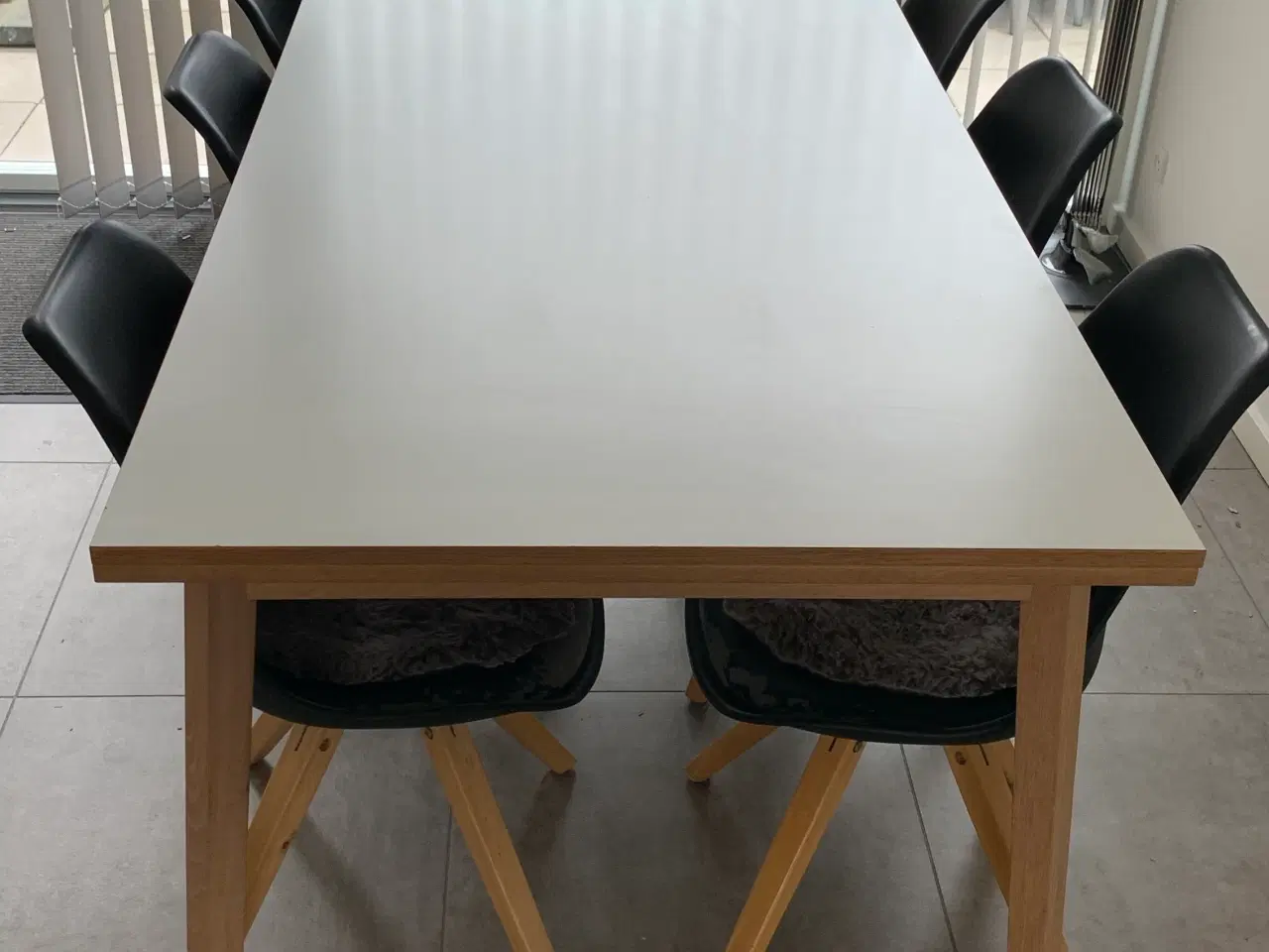 Billede 1 - Spisebord med tillægsplader 
