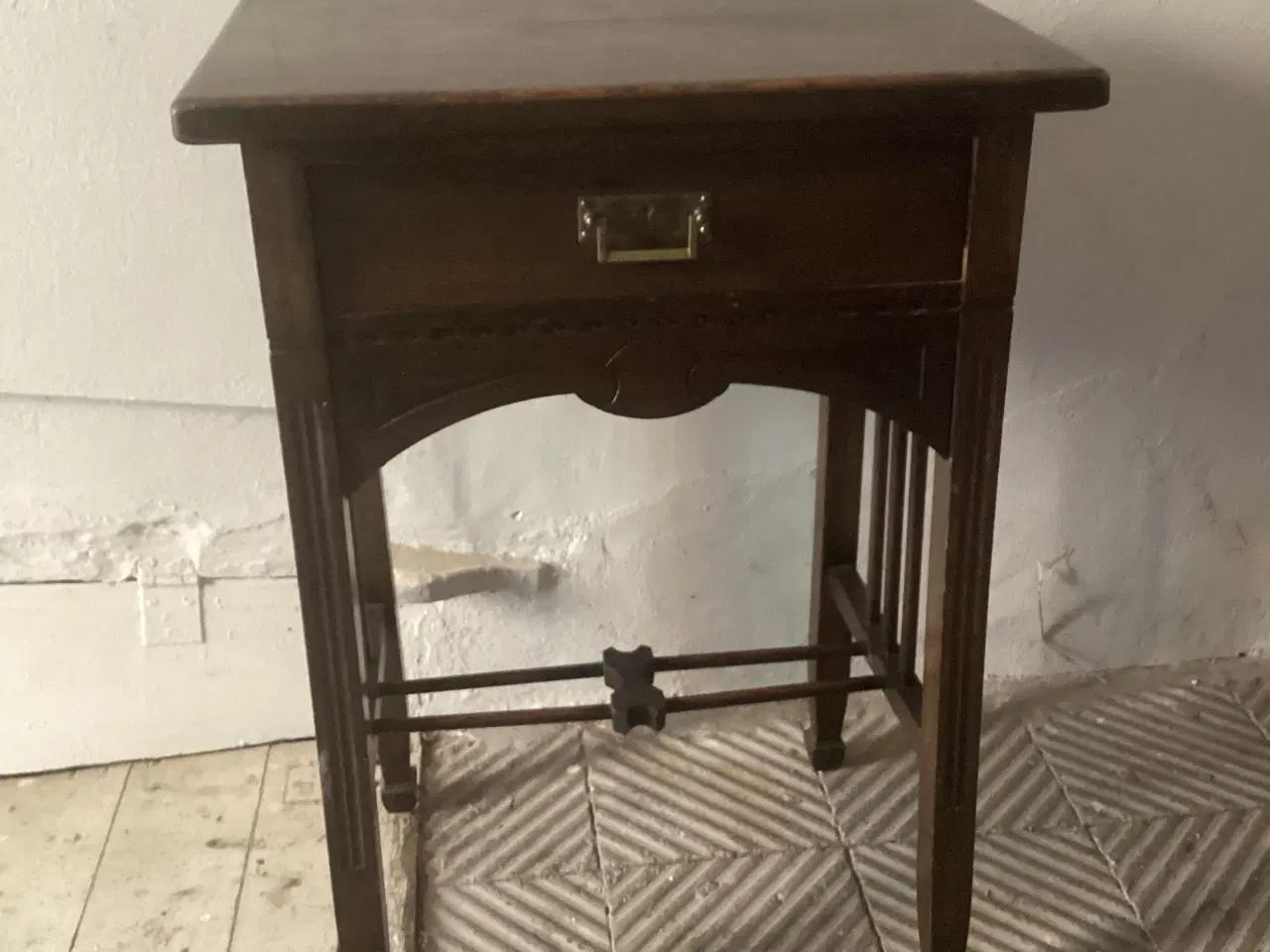 Billede 3 - Sybord,sidebord med skuffe