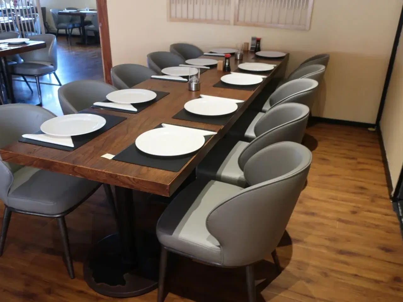 Billede 2 - 3 borde og 10 nye stole