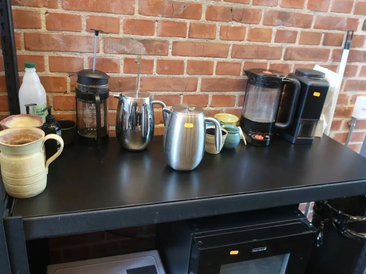 Billede 1 - Kaffekværn WILFA samt div. kander, kedler m.v. på bord