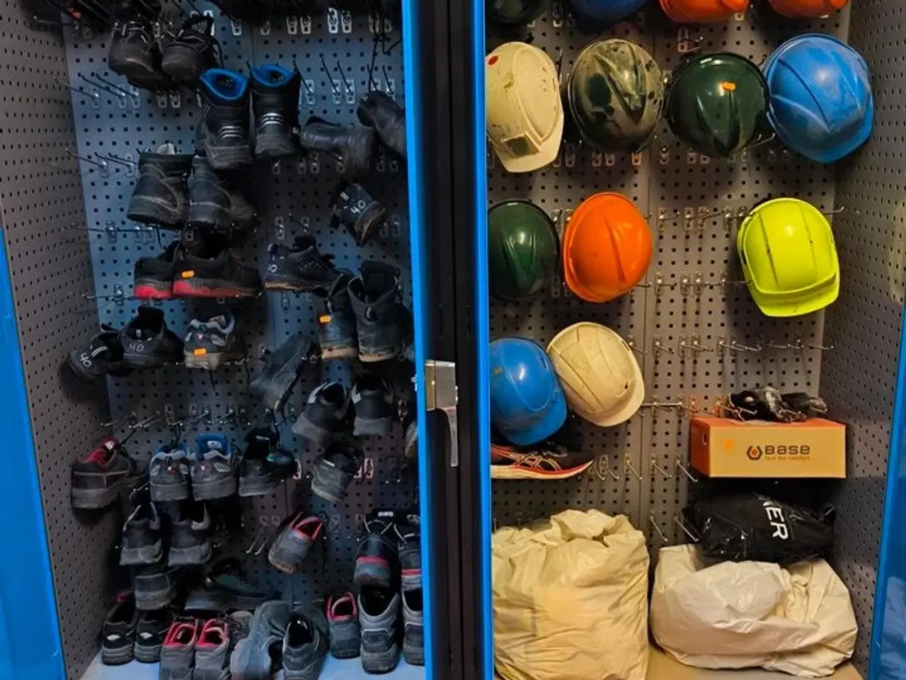 Billede 1 - Sikkerhedssko & hjelme