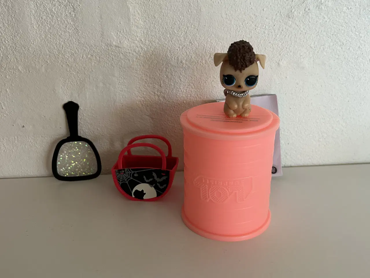 Billede 3 - L.O.L figur med tilbehør