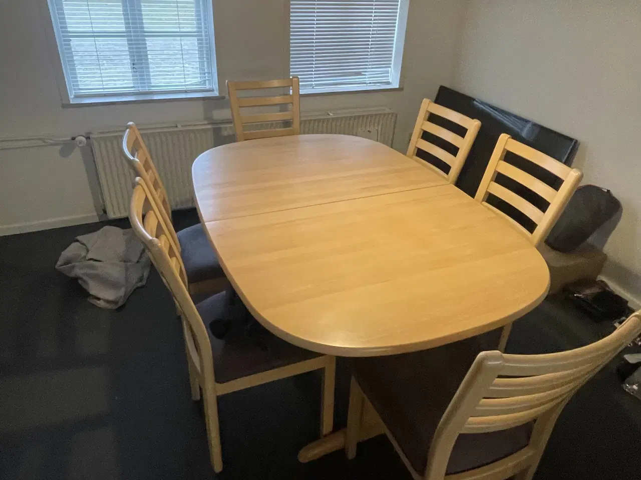 Billede 5 - Spisebord og stole
