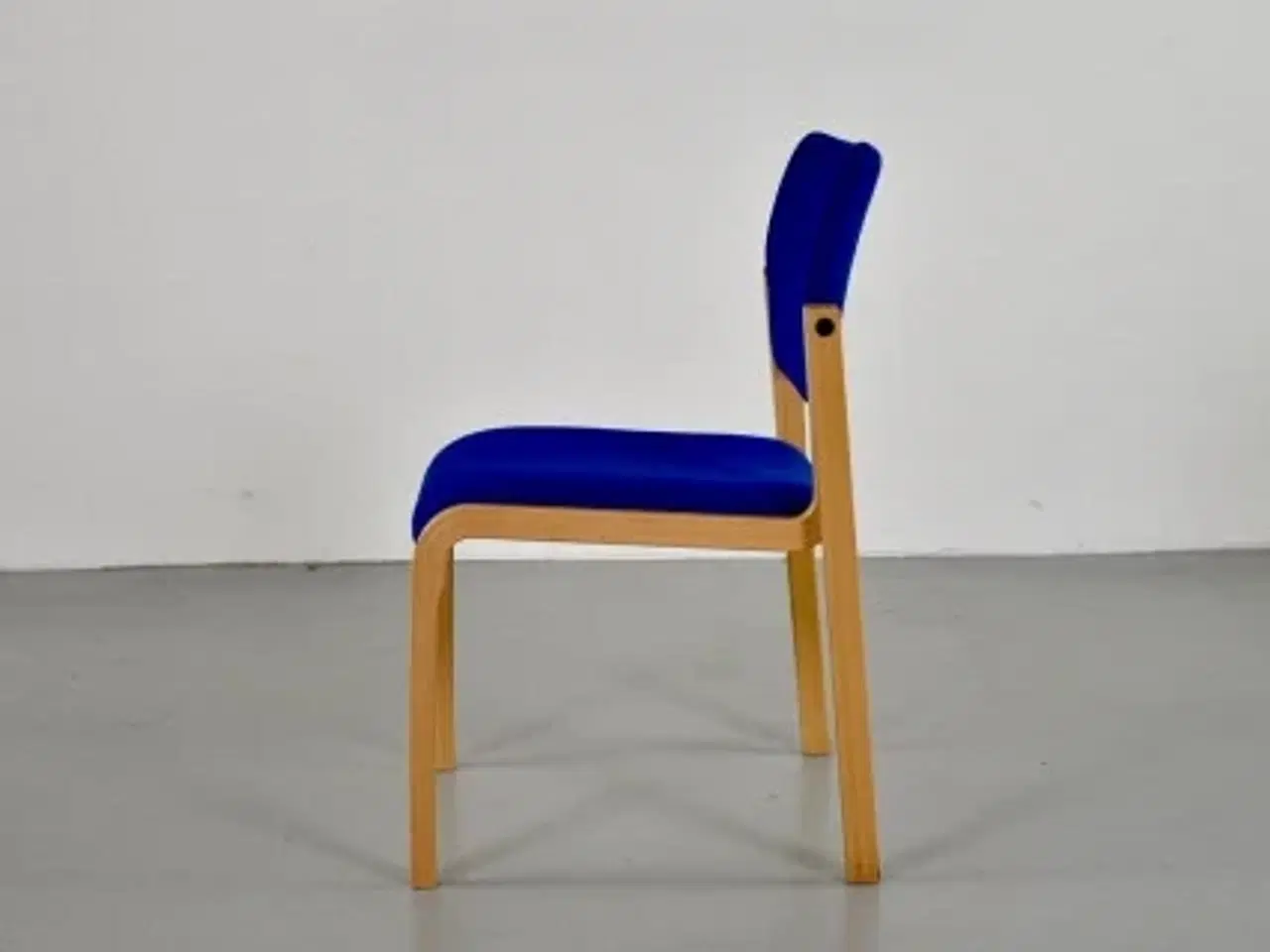 Billede 4 - Farstrup konference-/mødestol i bøg, med blå polstret sæde og ryg