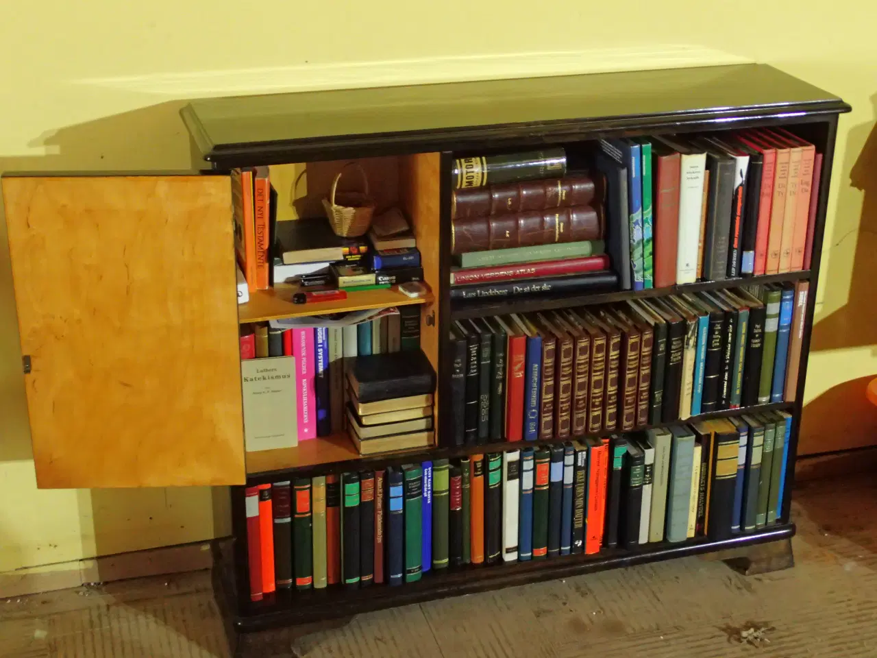 Billede 4 - Tobaksskab i brunbejdset birketræ.