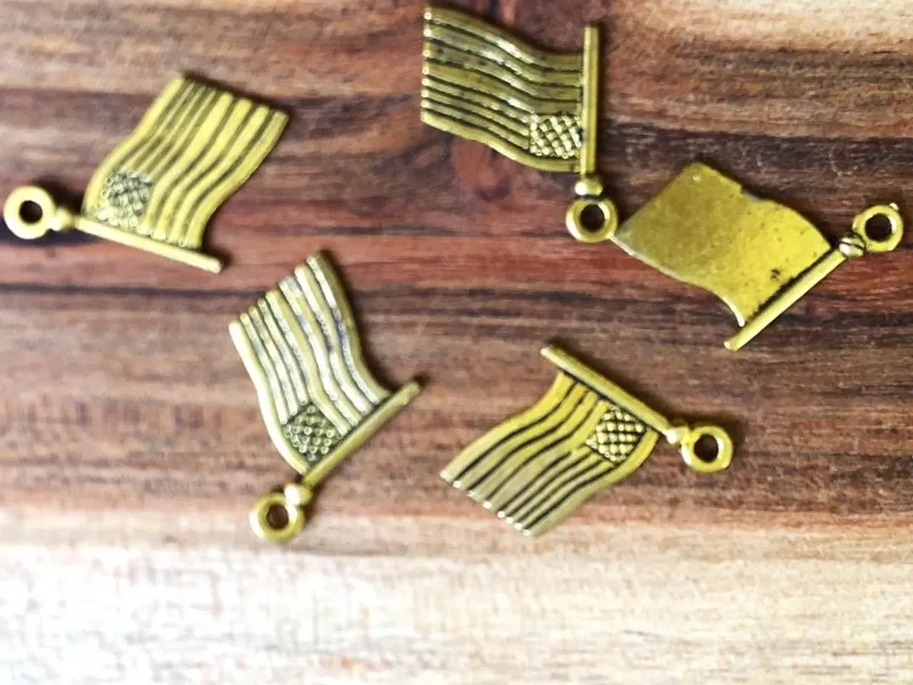 Billede 1 - Gyldne charms med flag: Stars'n'Stripes