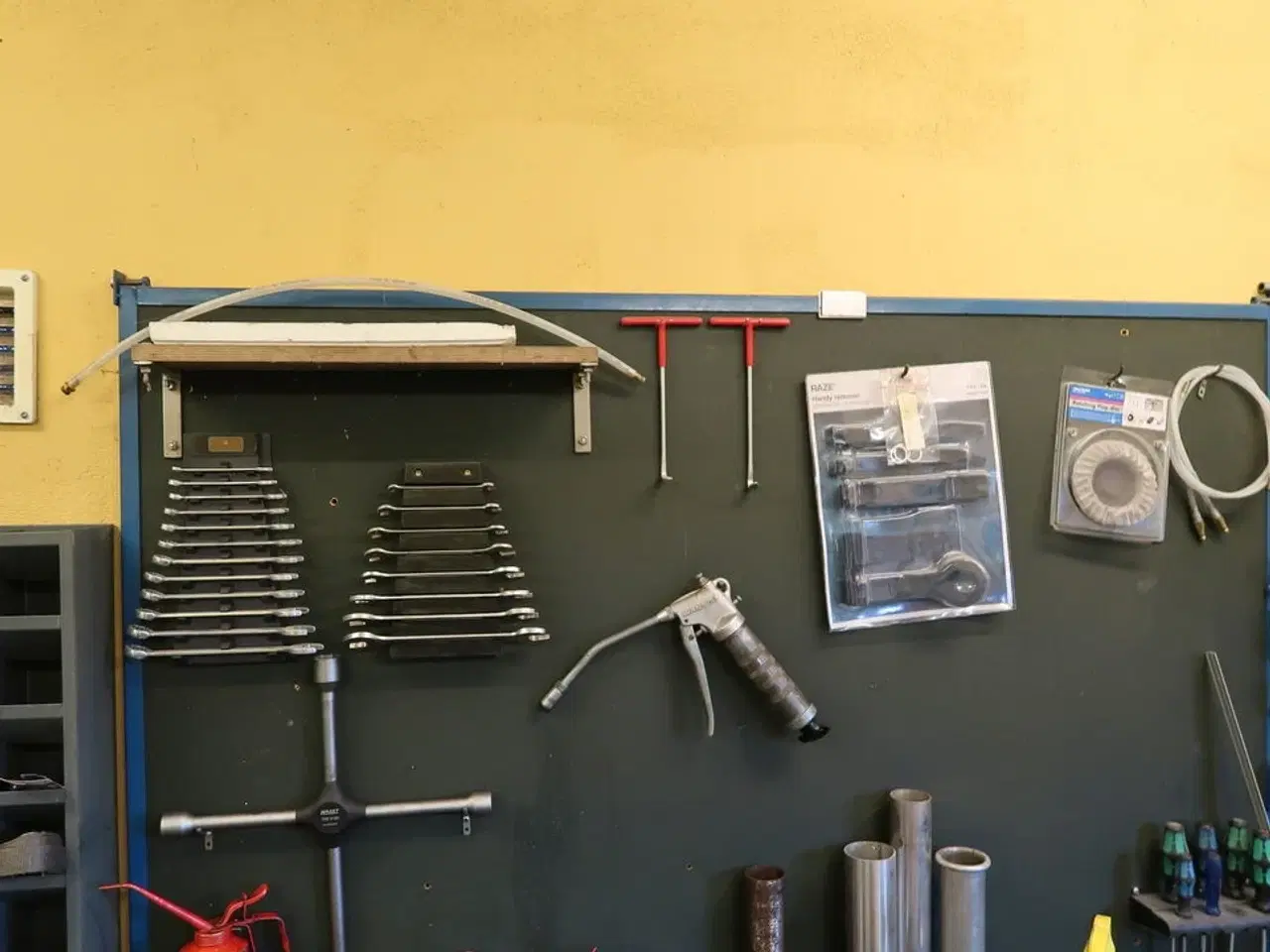 Billede 2 - Arbejdsbord med skruestik samt værktøjstavle med div. Værktøj