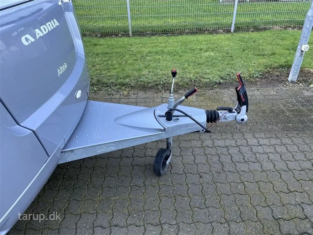 Billede 6 - 2020 - Adria Altea 362 LH Fortelt: Ventura Vivo luftfortelt, mover, 140 l. køleskab m/ fryser, køkken i bagende, toiletrum m/ bruser, enkeltsenge som kan laves til dobbeltseng