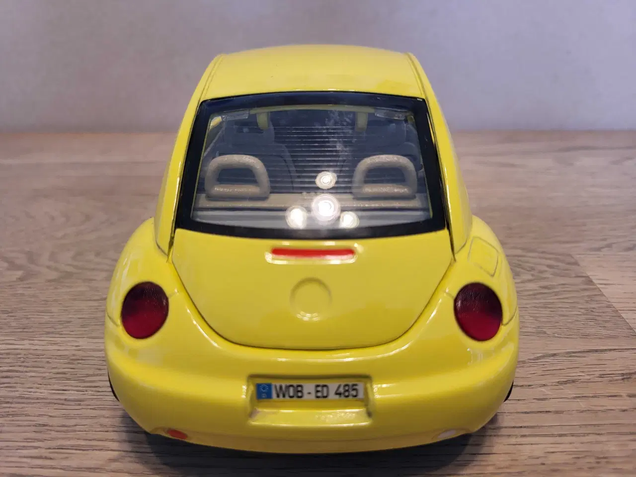Billede 3 - Modelbil: VOLKSWAGEN NEW BEETLE 1998.  Skala 1/18.