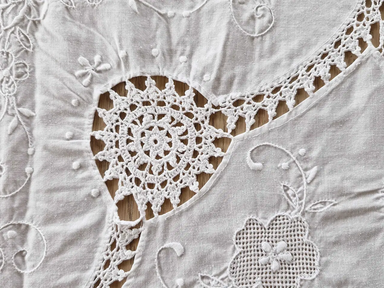 Billede 5 - Smuk håndsyet vintage dug 