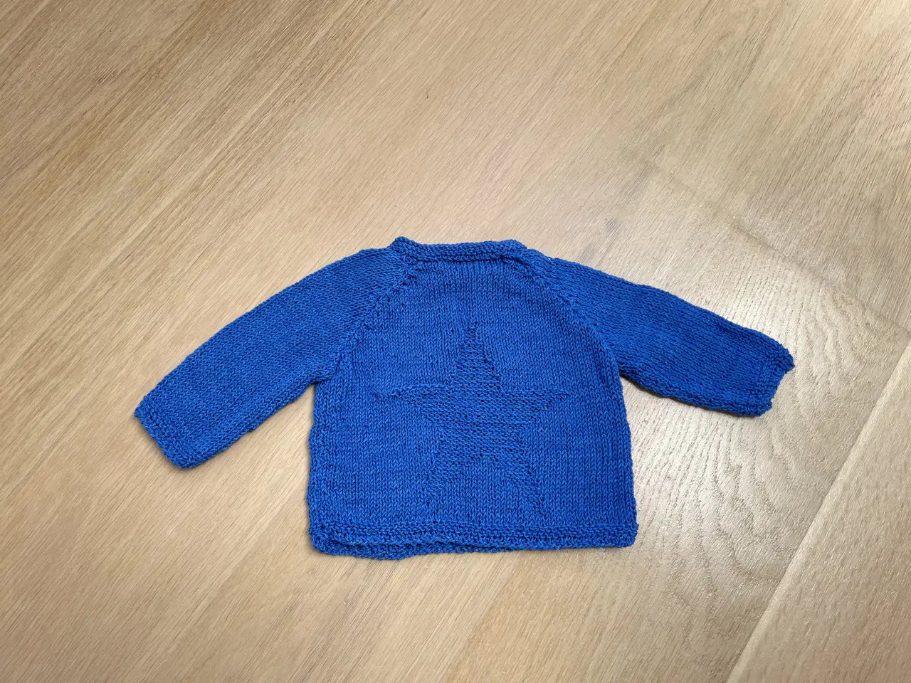 Billede 4 - Strikket bluse str 2-4 mdr