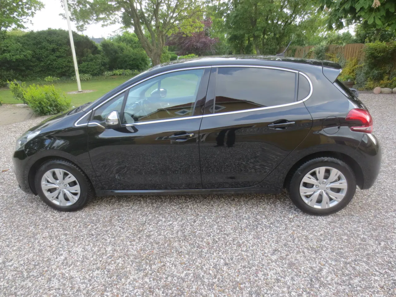 Billede 10 - Peugeot 208 1.6 Blue HDi  År 2017. Nysynet. 