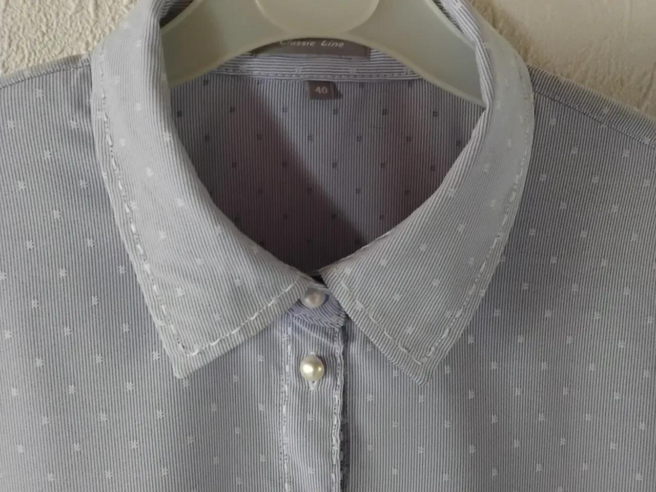 Billede 2 - ERFO dameskjorte str 40 lyseblå / perlemorsknapper