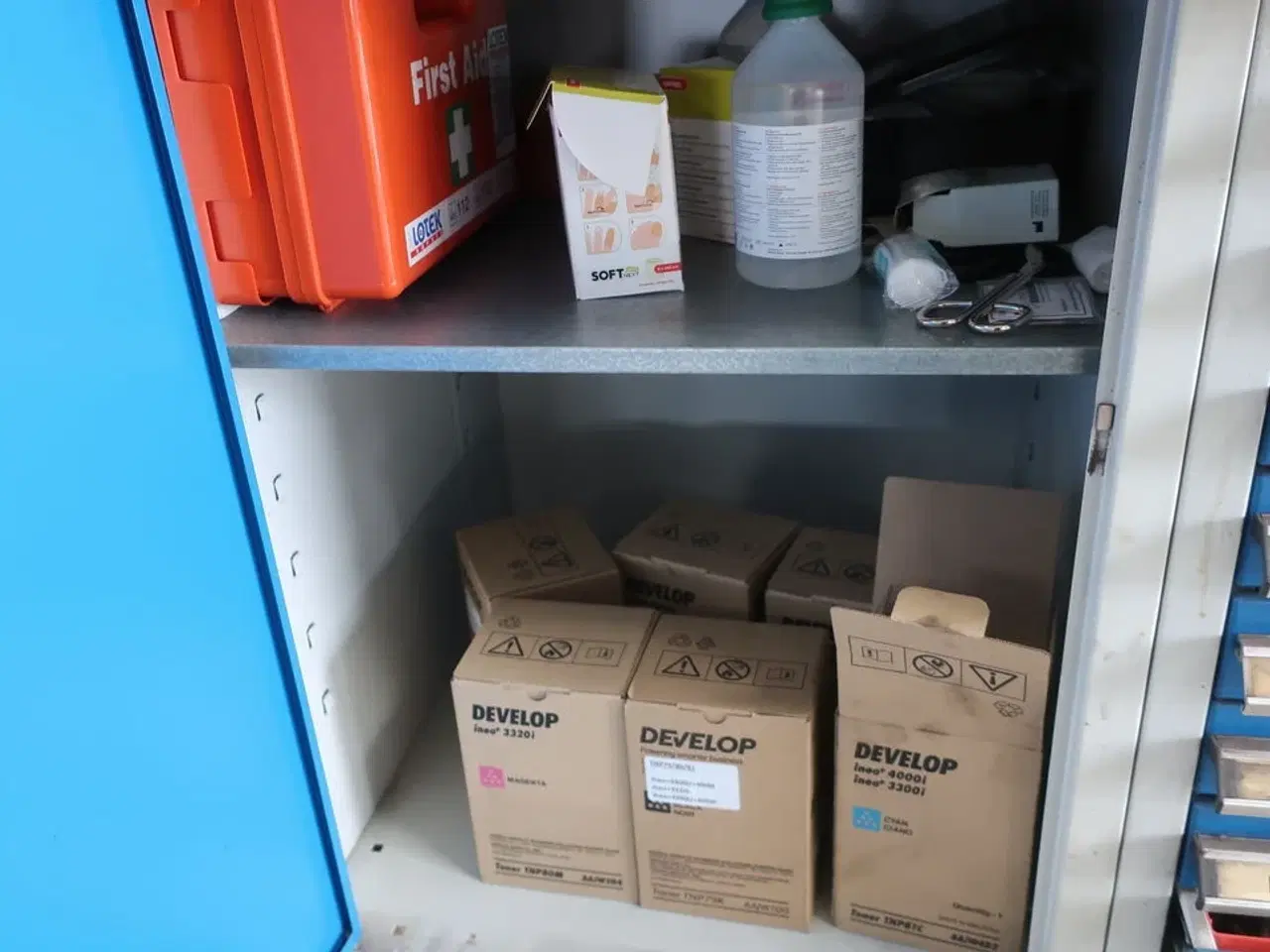 Billede 2 - Indhold i skabe