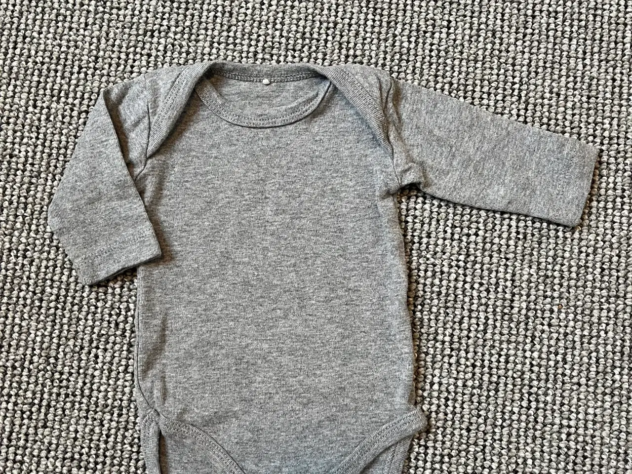 Billede 4 - Baby bluser og body str 50