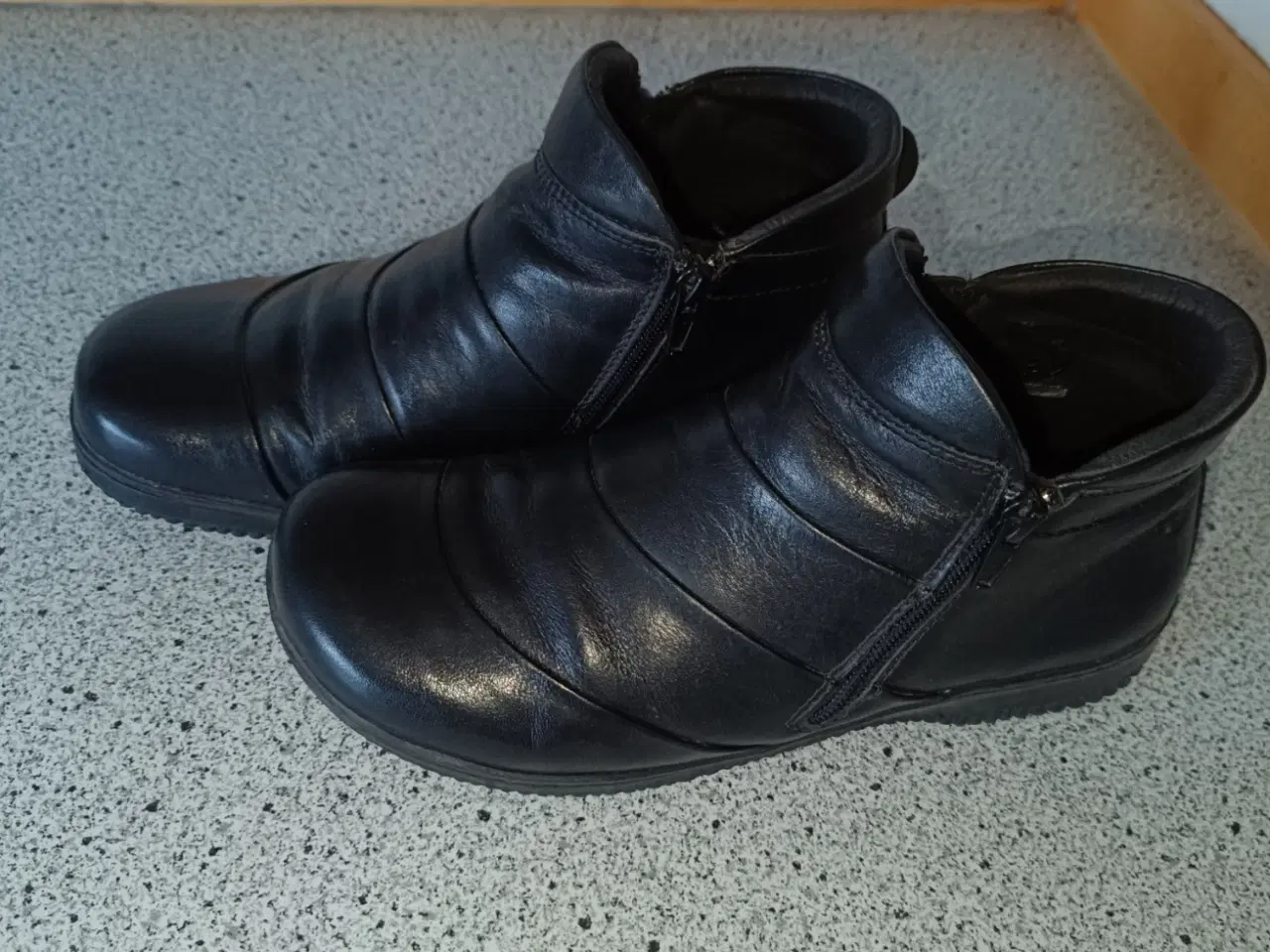 Billede 1 - Sort Støvlette i læder