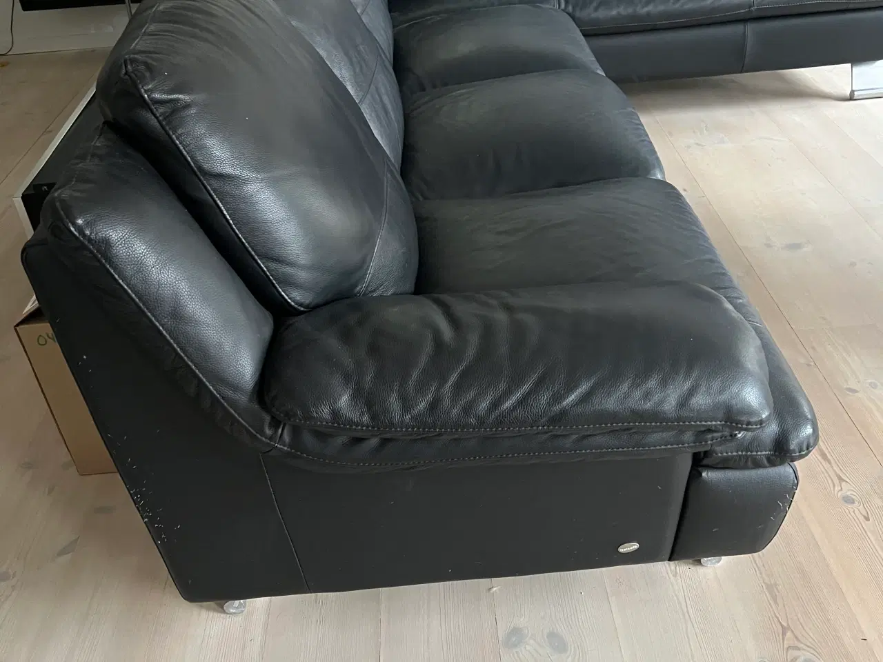 Billede 1 - Sort lædersofa med chaiselong