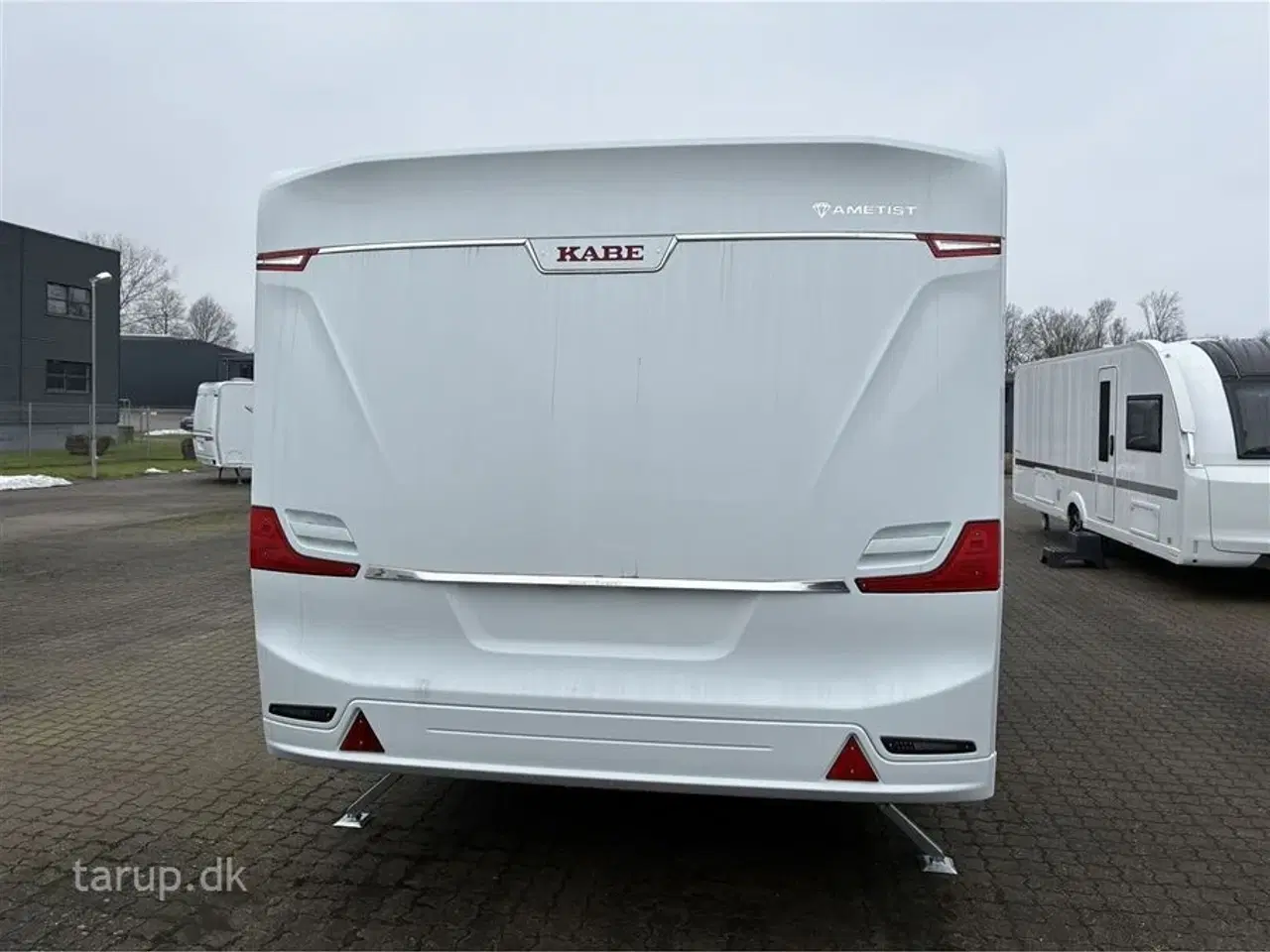 Billede 3 - 2026 - Kabe Ametist 560 GLE KS B2 PREMIUM LINE   enkeltsenge, udtræk til dobbeltseng, rundsiddegruppe i mørkegråt skind, ALDE centralvarme, vandbåren gulvvarme, stort kompressor køleskab