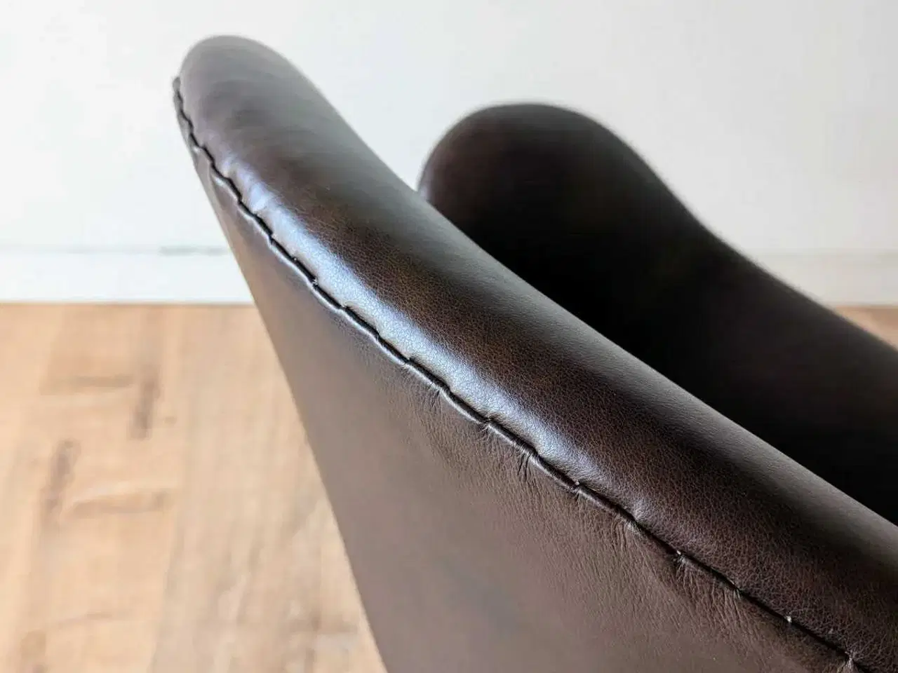 Billede 2 - Svanen lænestol i chokolade læde