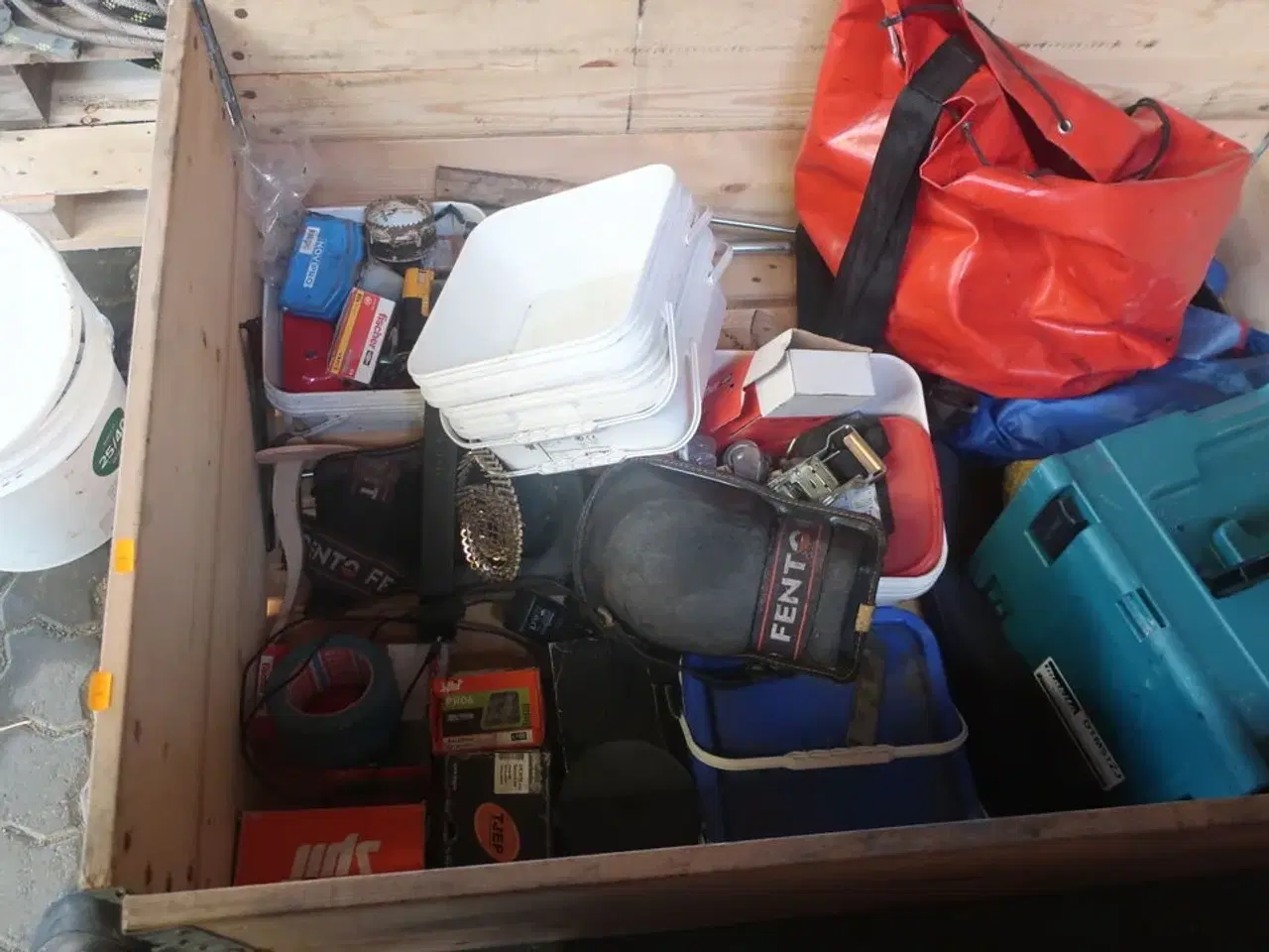 Billede 5 - 3 stk. paller med div. Pallerammer, værktøj, varelager m.m.