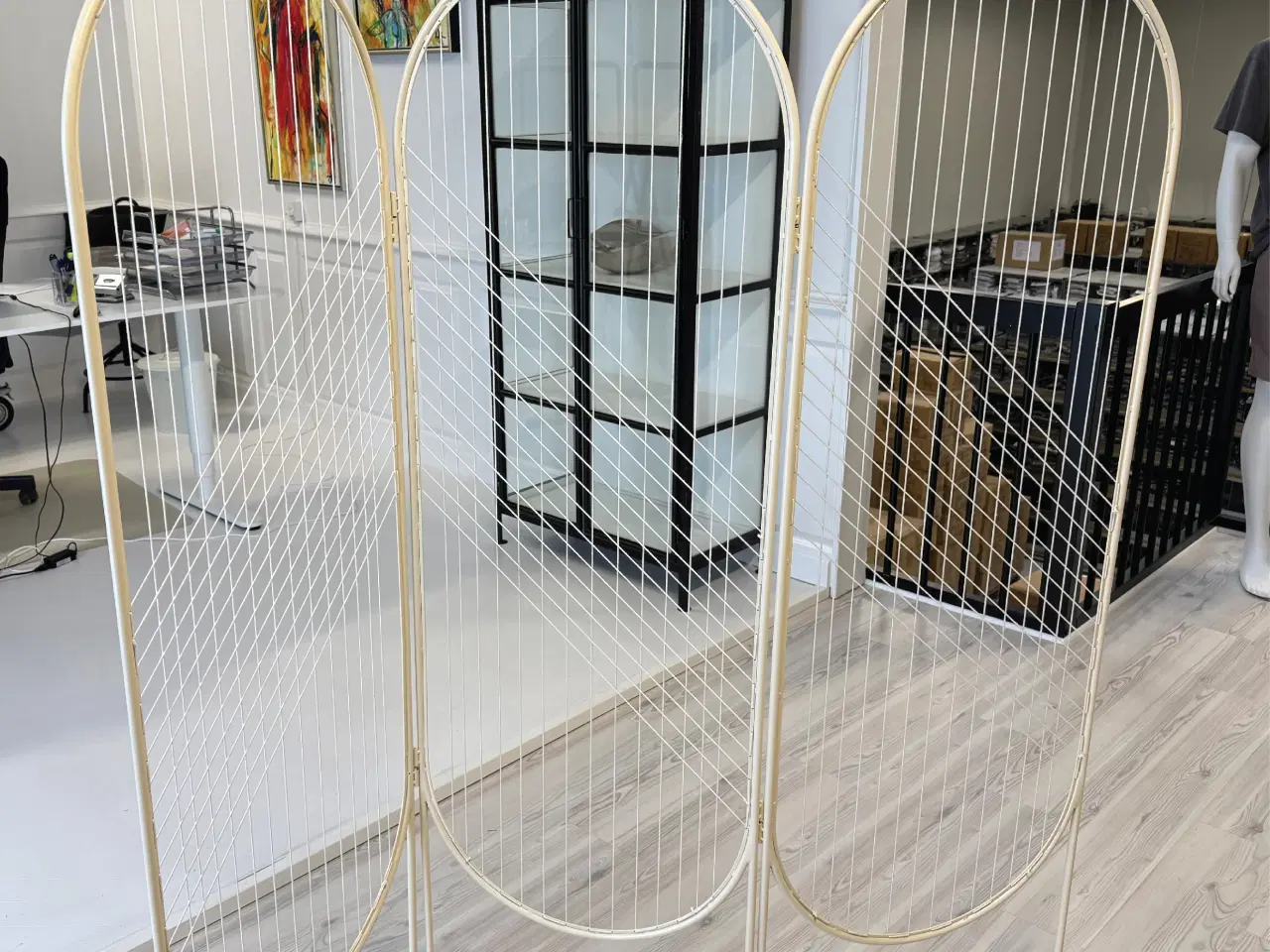 Billede 2 - Rumdeler med 3 fag i metal ramme og snørre