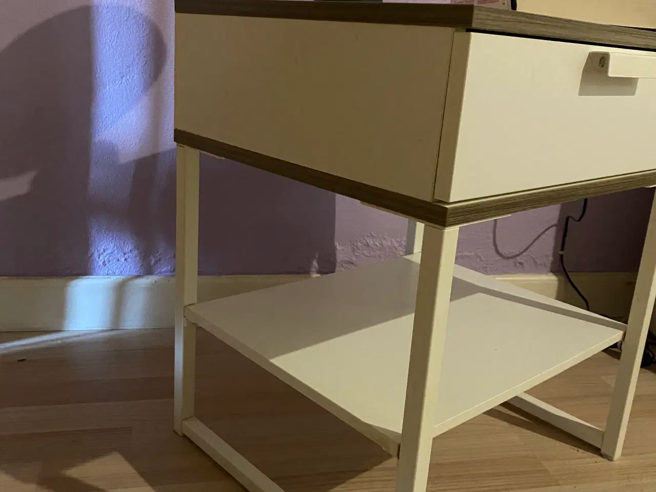 Billede 3 - Hvidt sengebord fra ikea