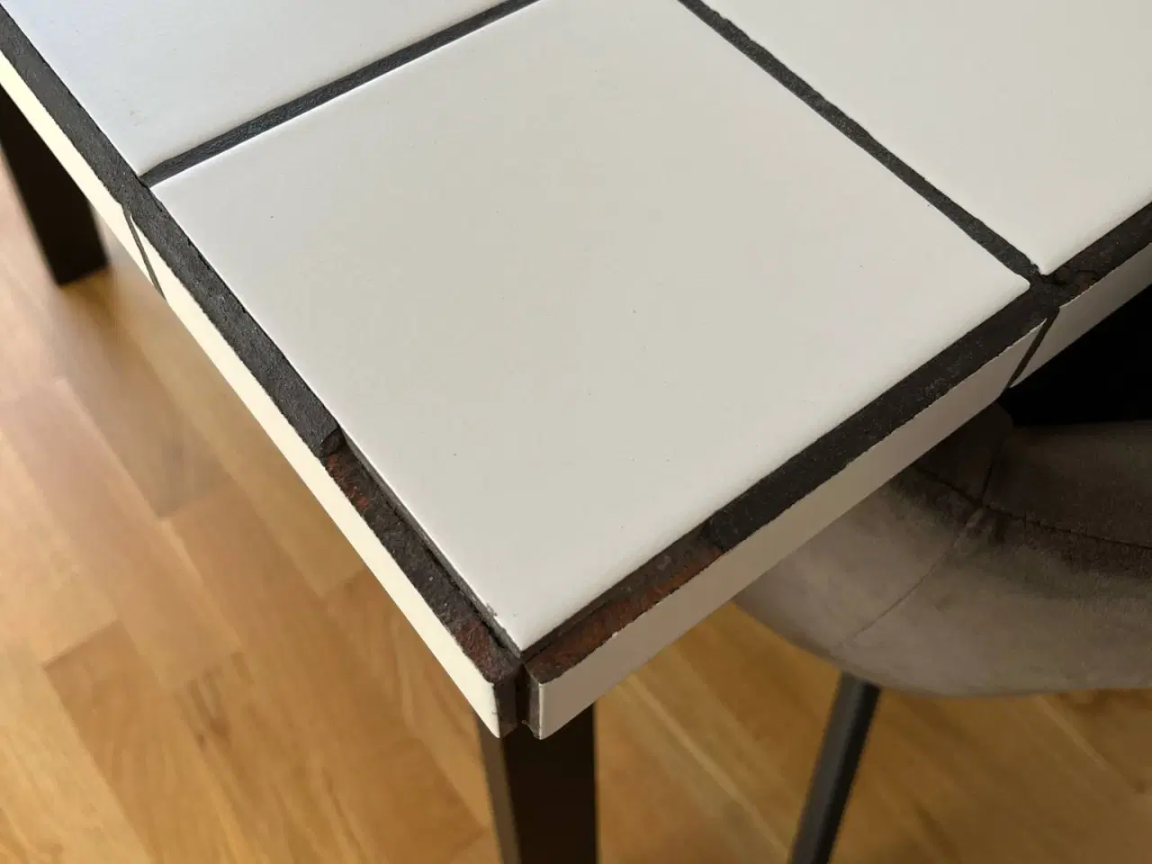 Billede 4 - Spisebord af fliser monteret på MDF-plader