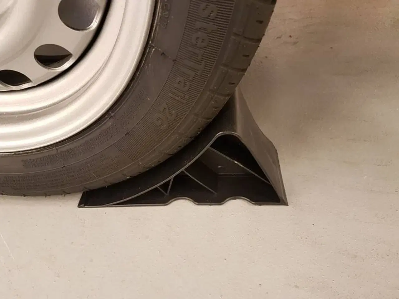 Billede 3 - Hjulstop til Eduard trailer komplet m/holder