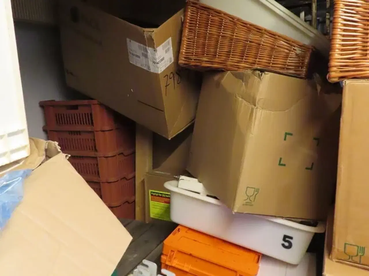 Billede 9 - Div. reoler og indhold