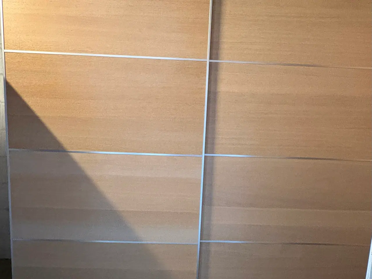 Billede 1 - 2 pæne klædeskabe med skydelåger 