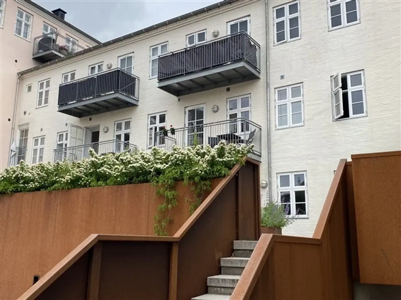 Billede 1 - Flot 1 værelses lejlighed med stor sydvendt altan midt i Viborg