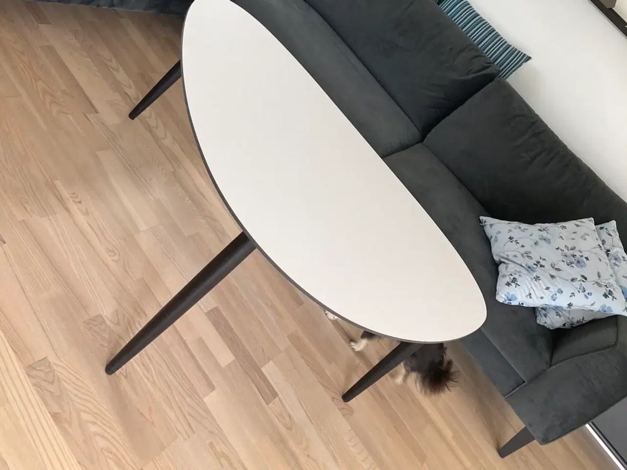 Billede 2 - Katrine sofabord 32 - Hvid plade med med sorte ben