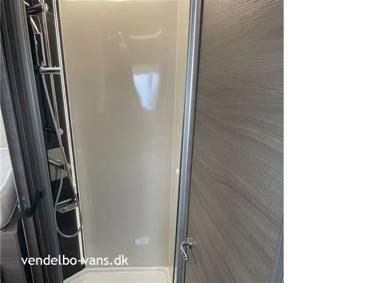 Billede 15 - 2022 - McLouis Mc4 873 G Matic   Enkeltsenge og stor garage - 9 trins automatgear - Anhængertræk