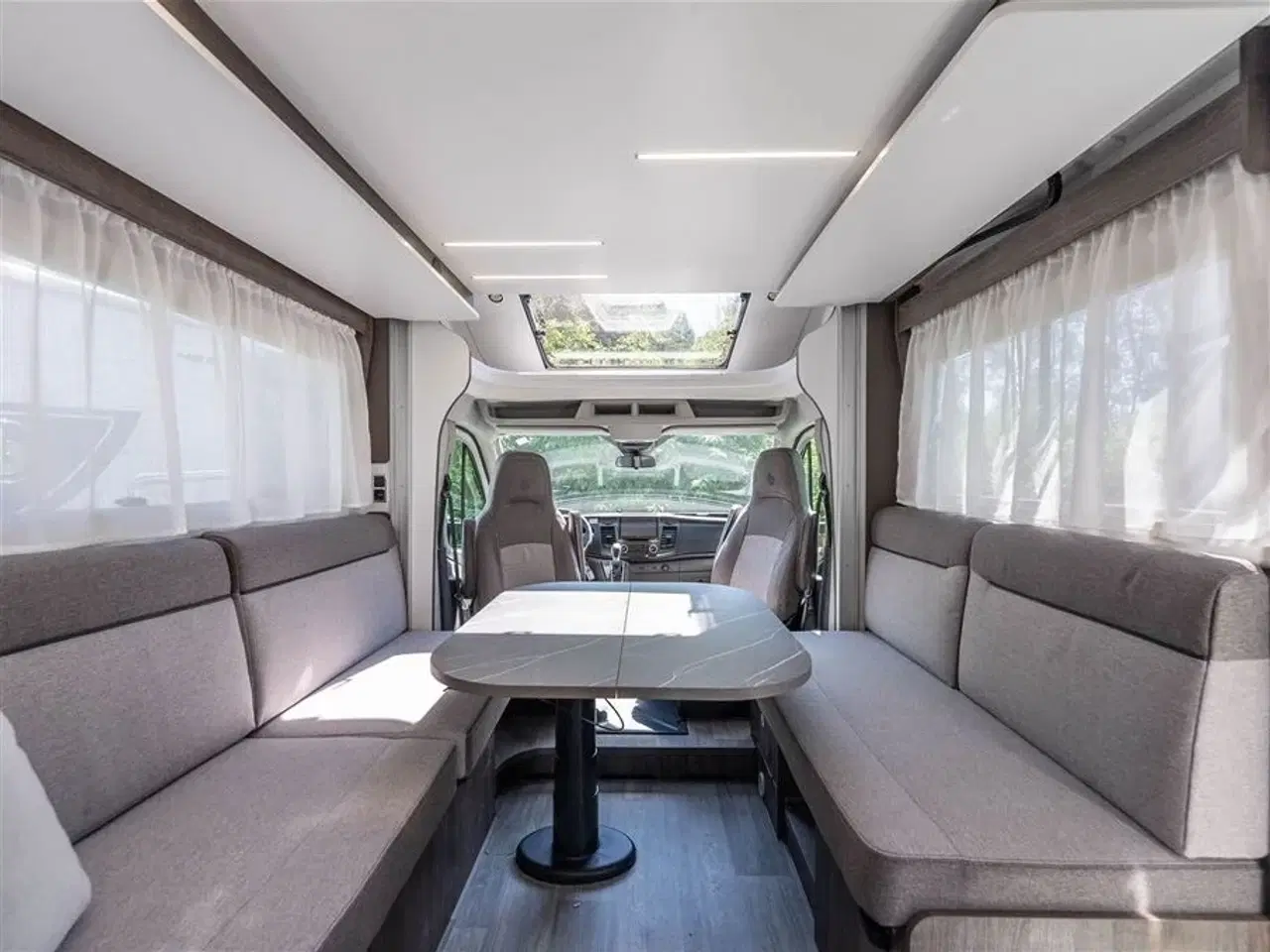 Billede 10 - 2026 - Benimar Tessoro 488 Rummelig camper med face-to-face siddegruppe