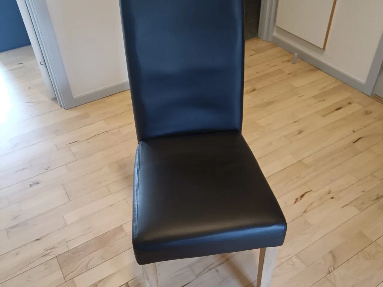Billede 2 - 6 stk spisebordsstole i sort kunstlæder