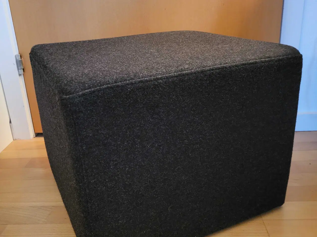 Billede 1 - Bolia Cube puf i mørkegrå uld - som ny 