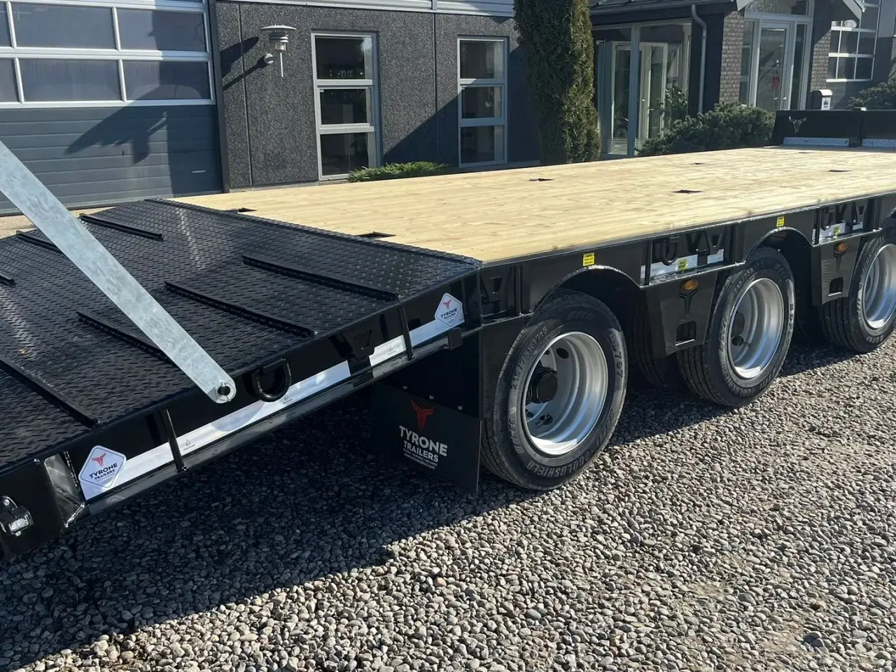 Billede 5 - Tyrone 27TLL . Affjedret træk og affjedret aksler. Med hydrauliske ramper og værktøjskasse