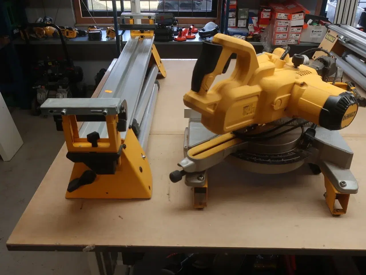 Billede 1 - Kap-/geringssav DEWALT DWS777 -QS med arbejdsbord DE7033 -XJ