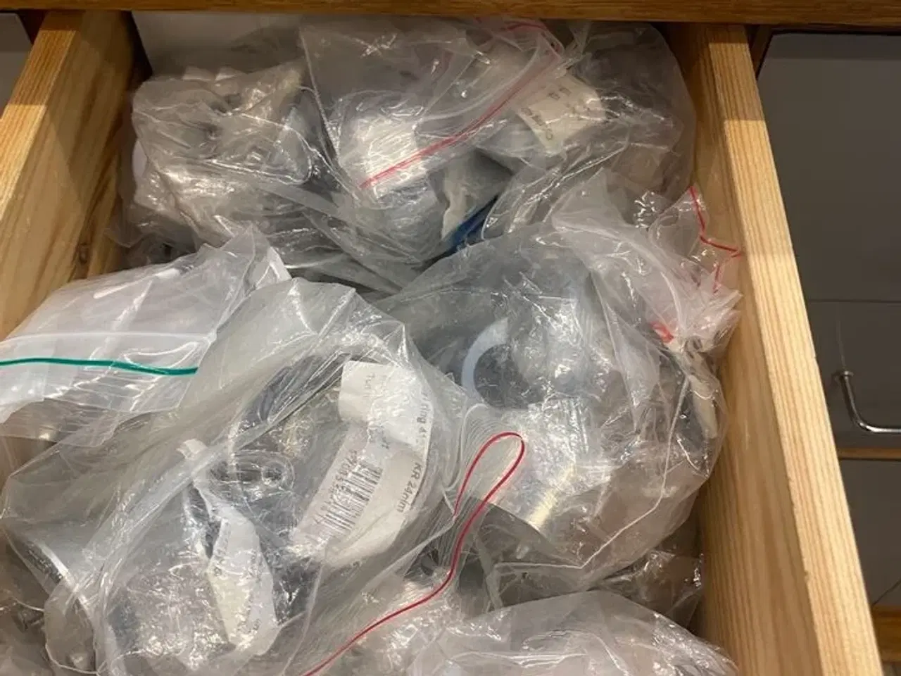 Billede 5 - Stort parti nøgler, beslag mm. (se foto)