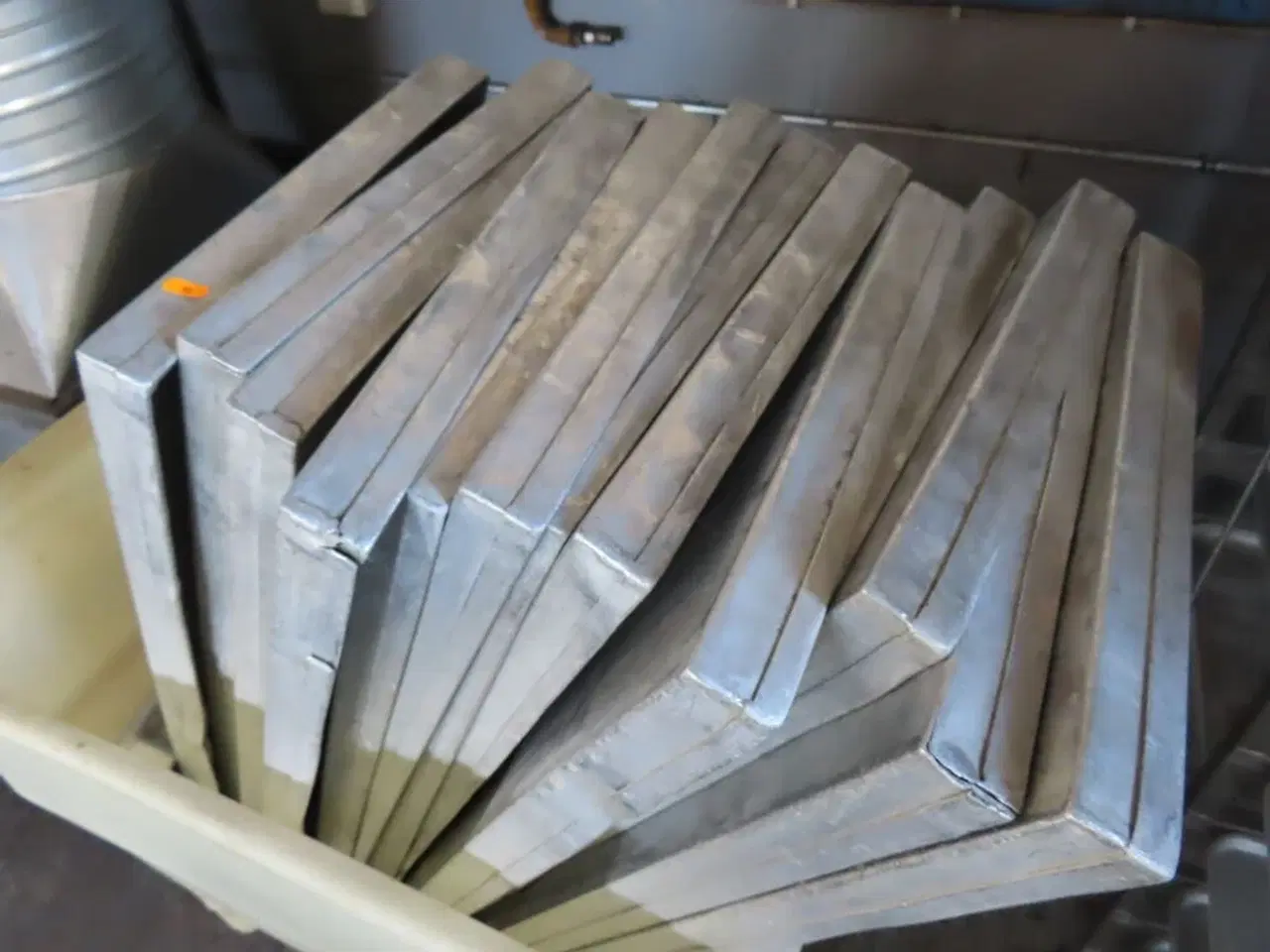 Billede 3 - Plastkar inkl. Aluminiumshylder