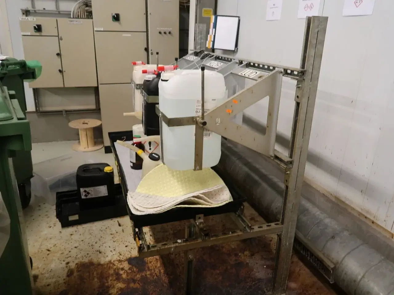 Billede 3 - Stativ med indhold