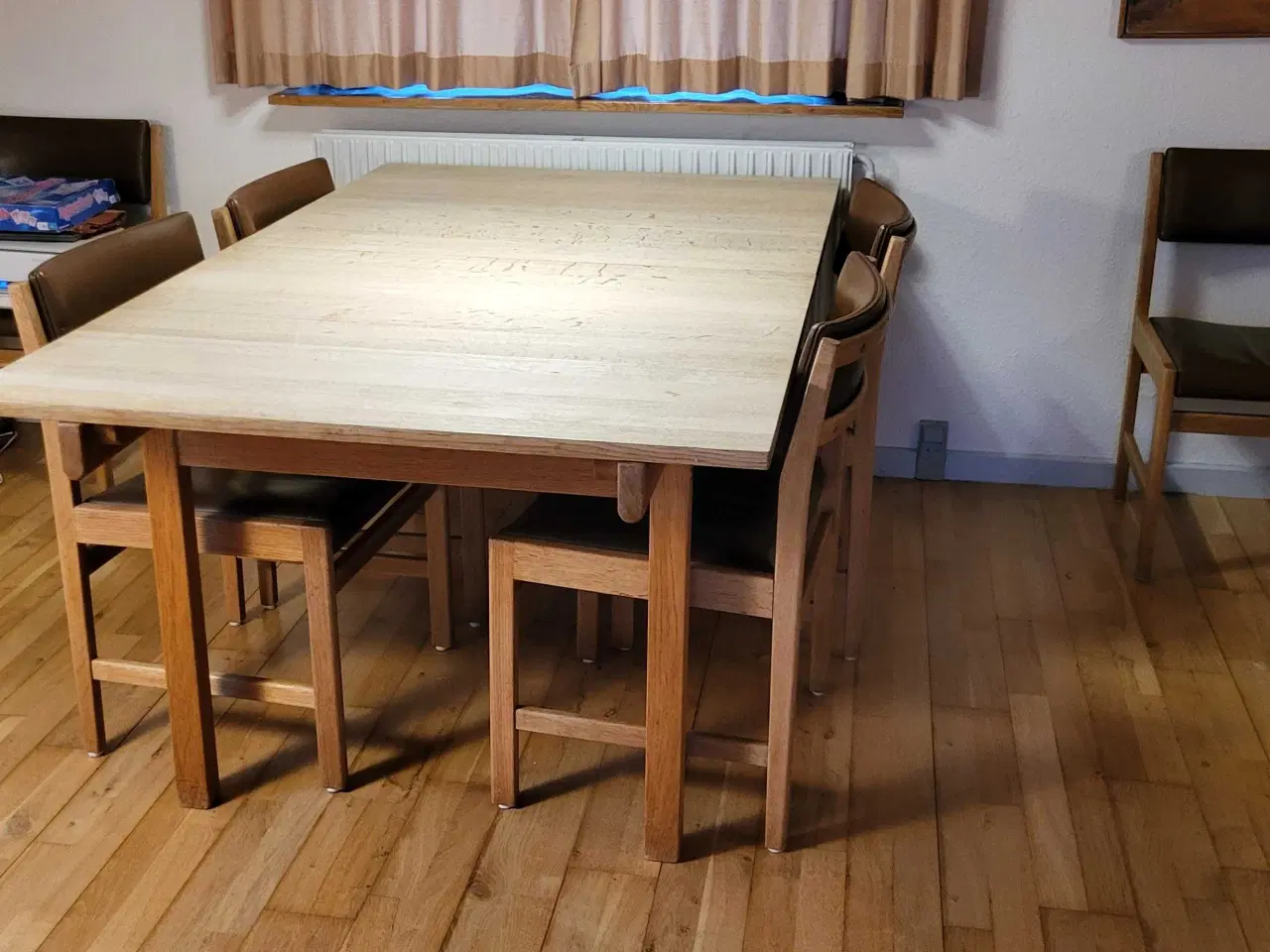 Billede 1 - Spisebord i massivt eg med seks stole 