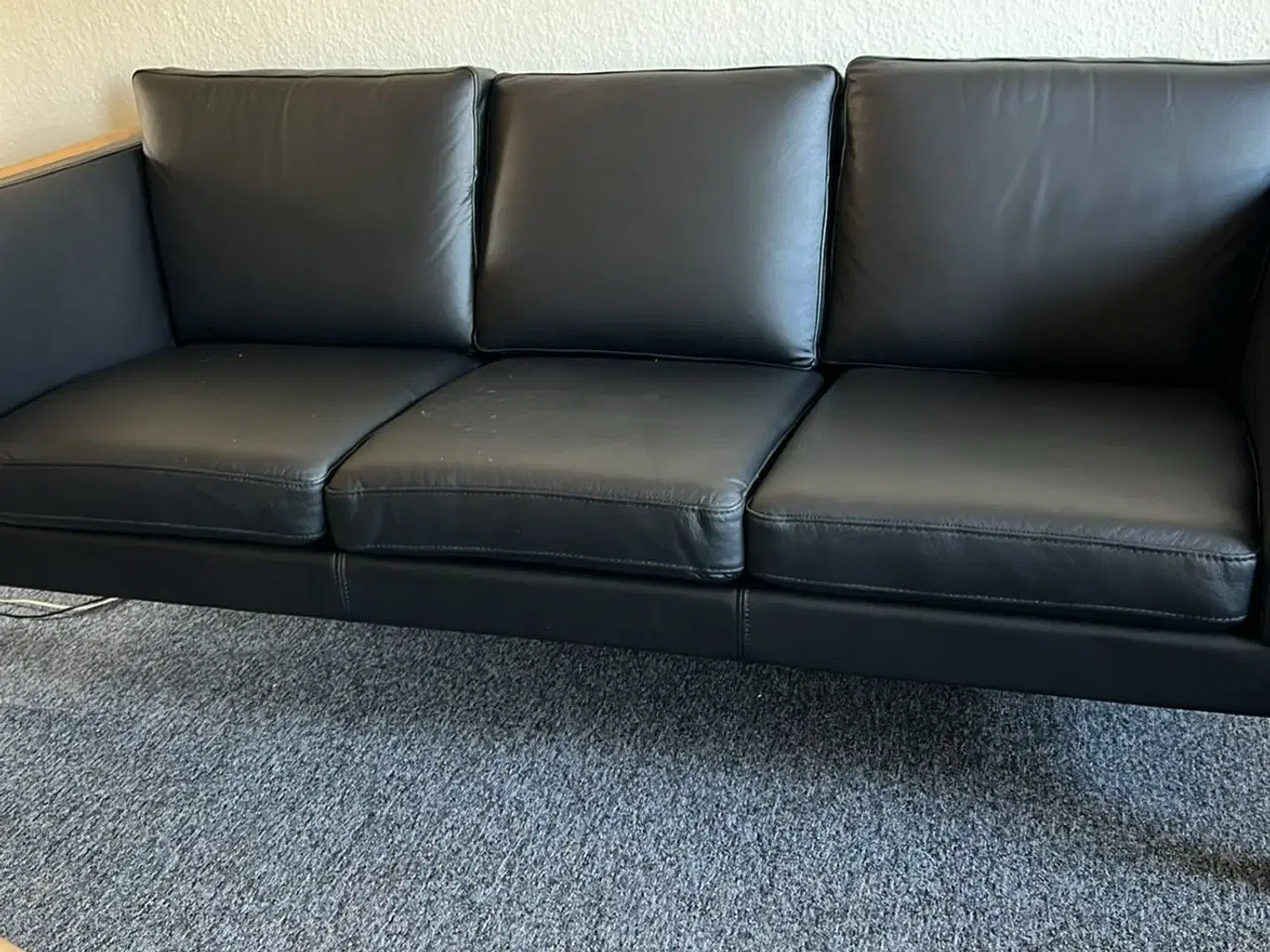 Billede 2 - Sofa sort læder Dorte Topline  bøg/lak. Fra maj 25