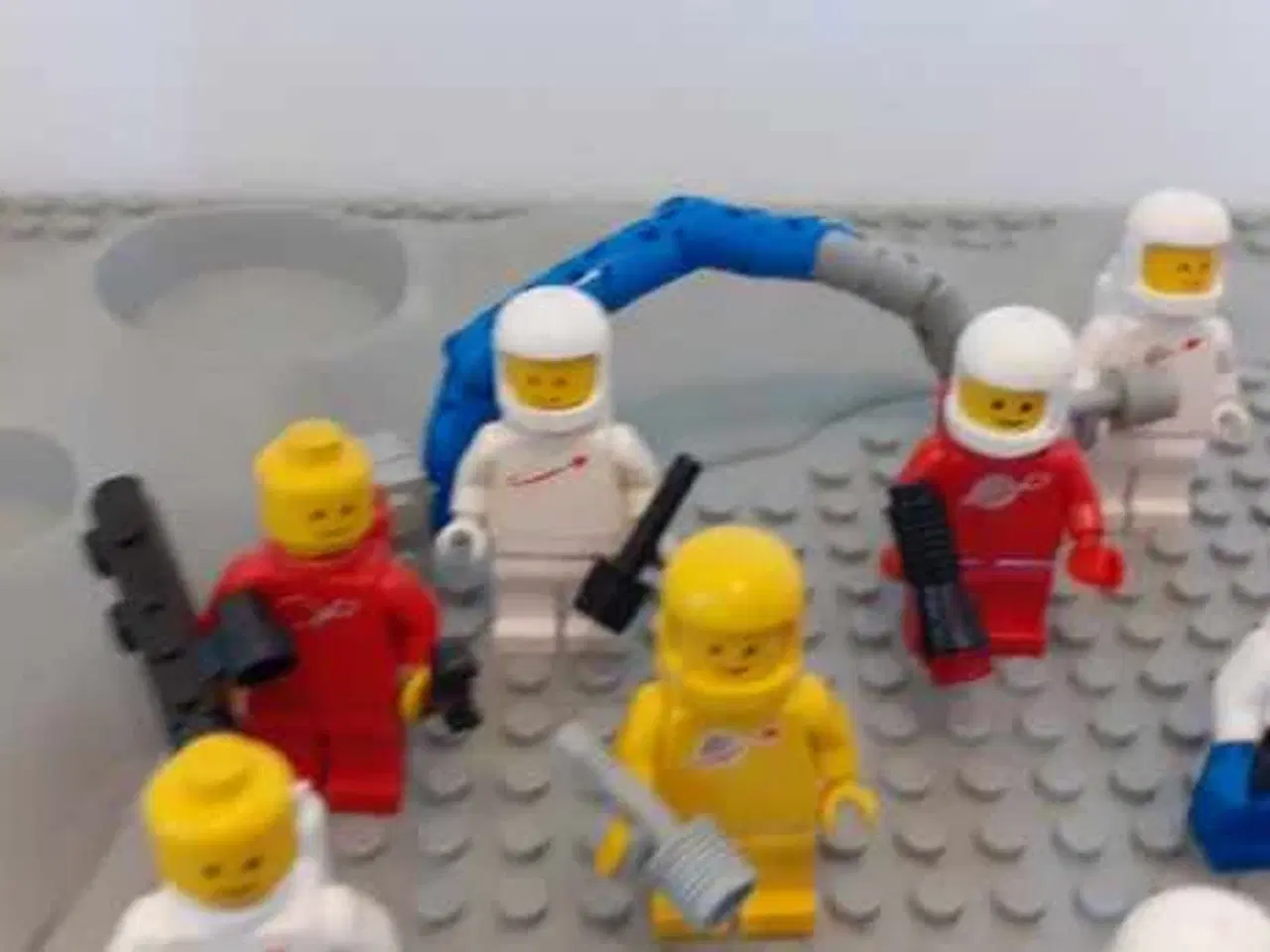 Billede 5 - LEGO Space figurer inkl. div. tilbehør & måneplade