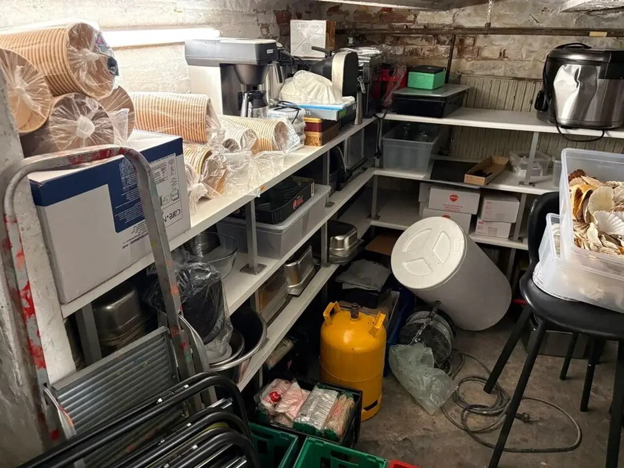 Billede 2 - Indhold i kælderrum af diverse emballage, gastrobakker, køkkenmaskiner, m.v.